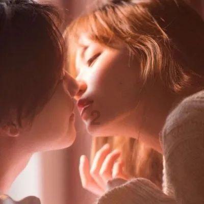 逃离海滩的女孩